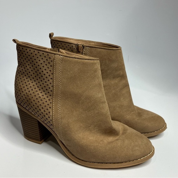 Torrid natural perforated stacked bootie size 9.5 - Picture 3 of 8